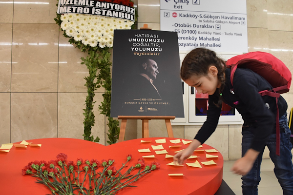 İstanbul’da Atatürk’e saygı duruşu