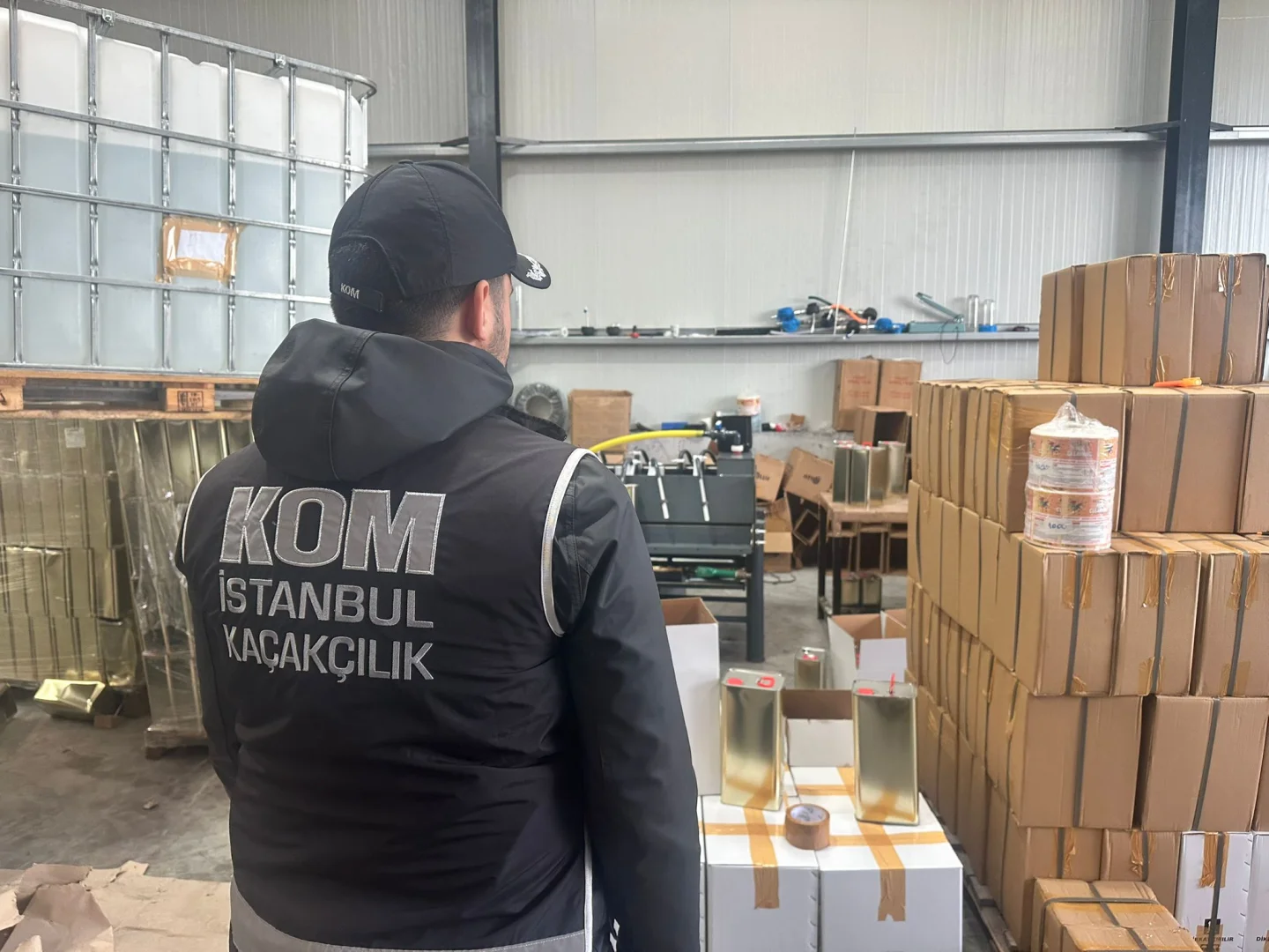 İstanbul'da kaçak ve sahte içki operasyonunda 3 şüpheli tutuklandı