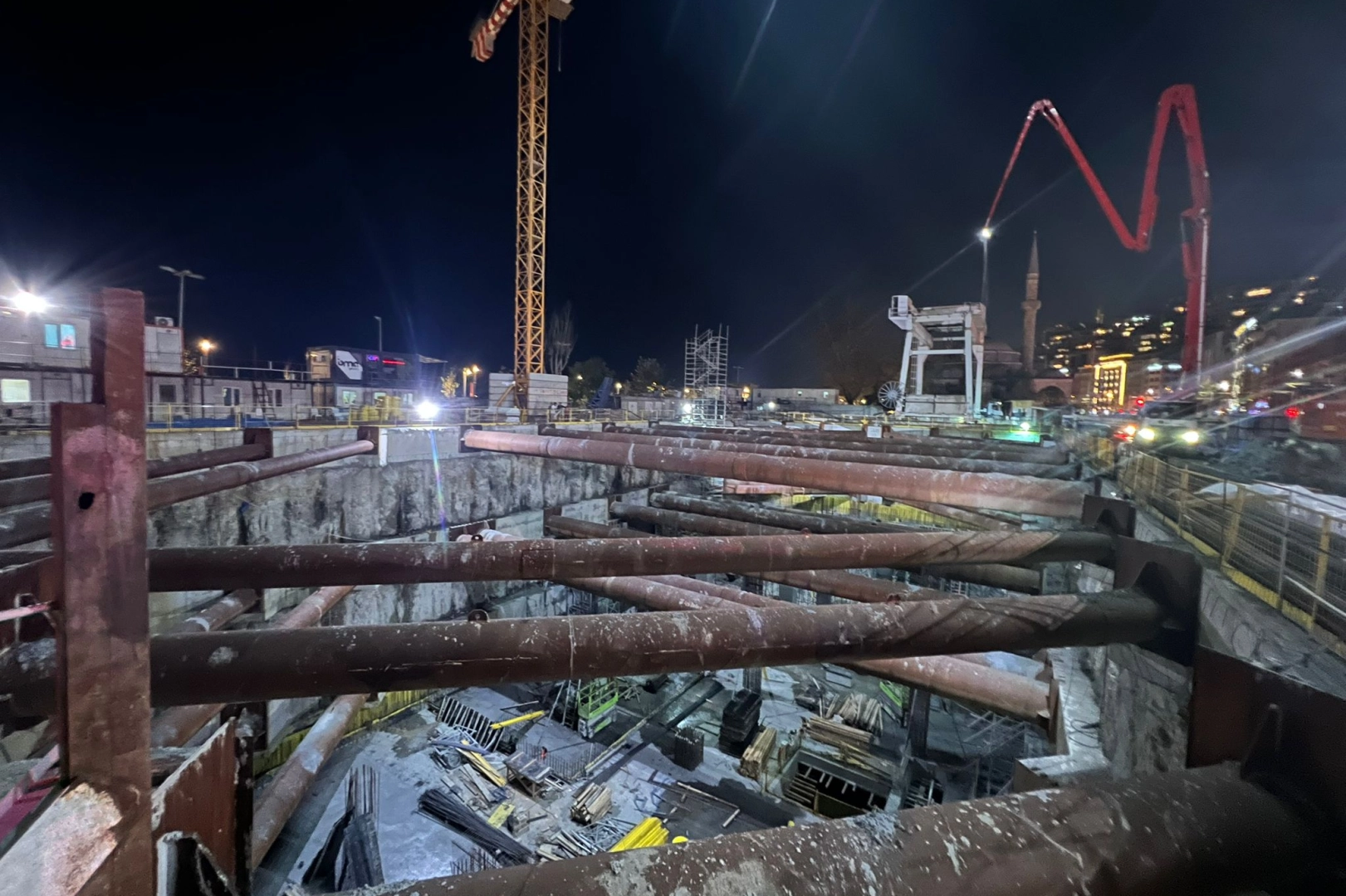 İstanbul Kabataş metro şantiyesinde iskele çöktü! 5 işçi mahsur kaldı