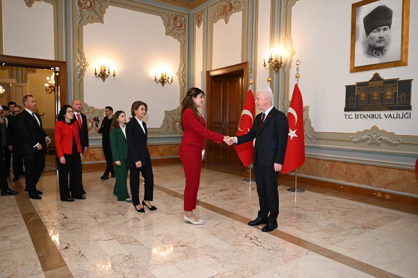 İstanbul Valisi Gül, Cumhuriyet'in 102. yıl dönümünde tebrikleri kabul etti