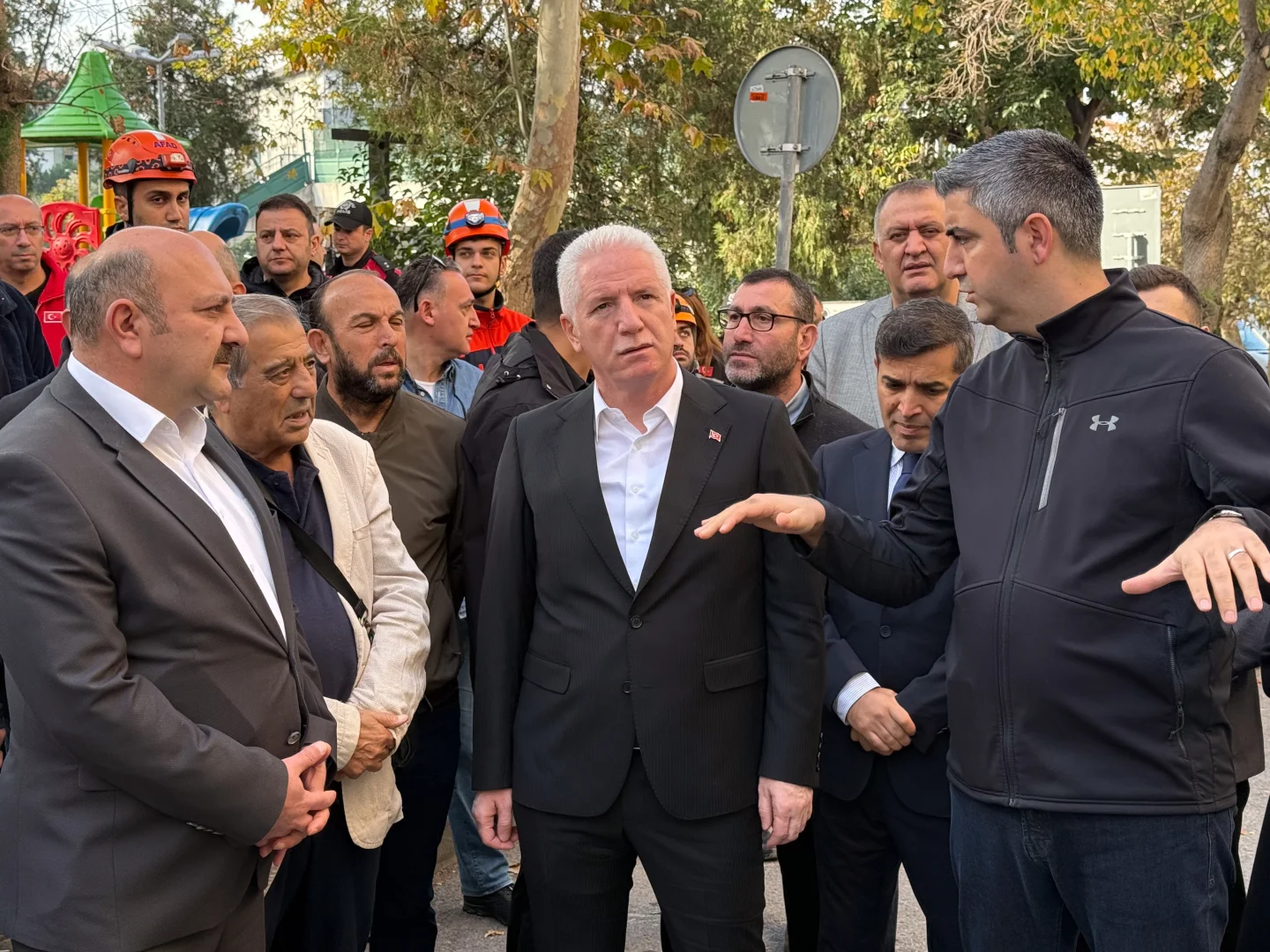 İstanbul Valisi Gül, Kartal'da kolonlarında çatlak nedeniyle boşaltılan binayı inceledi