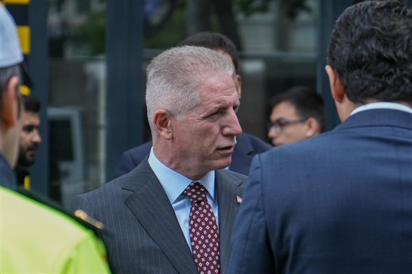 İstanbul Valisi Gül, Maltepe'de 12 aileyi ziyaret etti