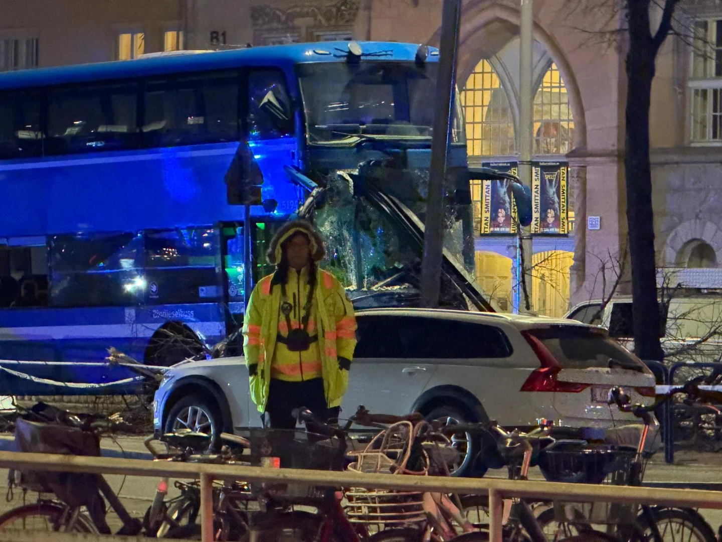 İsveç'in başkenti Stockholm'de otobüsün durağa çarpması sonucu ölü ve yaralıların olduğu bildirildi