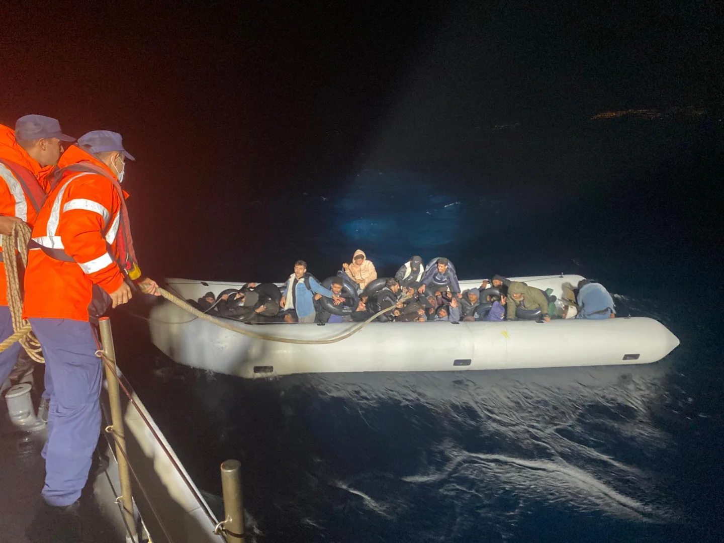 İzmir açıklarında 86 düzensiz göçmen yakalandı