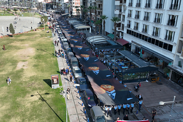 İzmir’de 350 metrelik Atatürk posteri ile “Ata’ya Saygı Yürüyüşü”