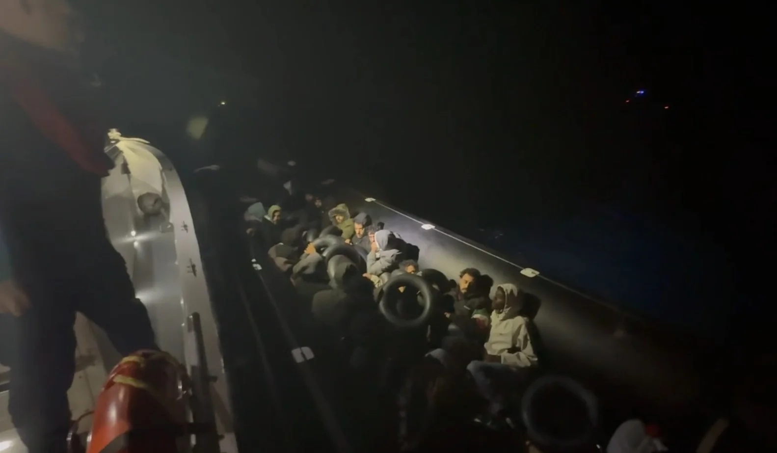 İzmir'de 37 düzensiz göçmen yakalandı, 33 düzensiz göçmen kurtarıldı