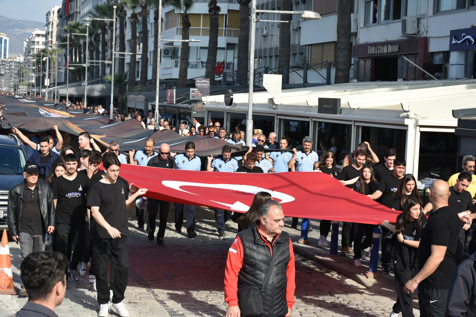 İzmir'de "Ata'ya Saygı Yürüyüşü" düzenlendi