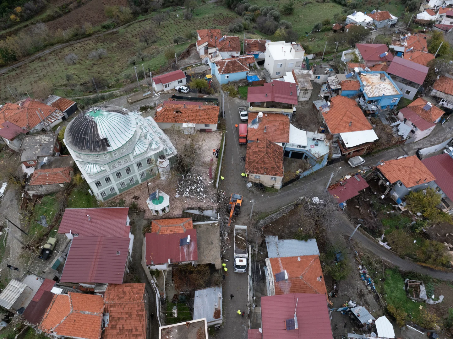İzmir'de etkili olan sağanak yaşamı olumsuz etkiledi