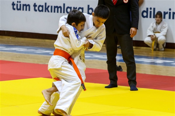 İzmir'de güreş ve judo turnuvaları düzenlendi