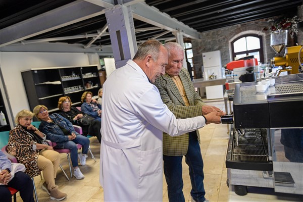 İzmir'de ileri yaşlı bireyler, barista eğitimine katıldı