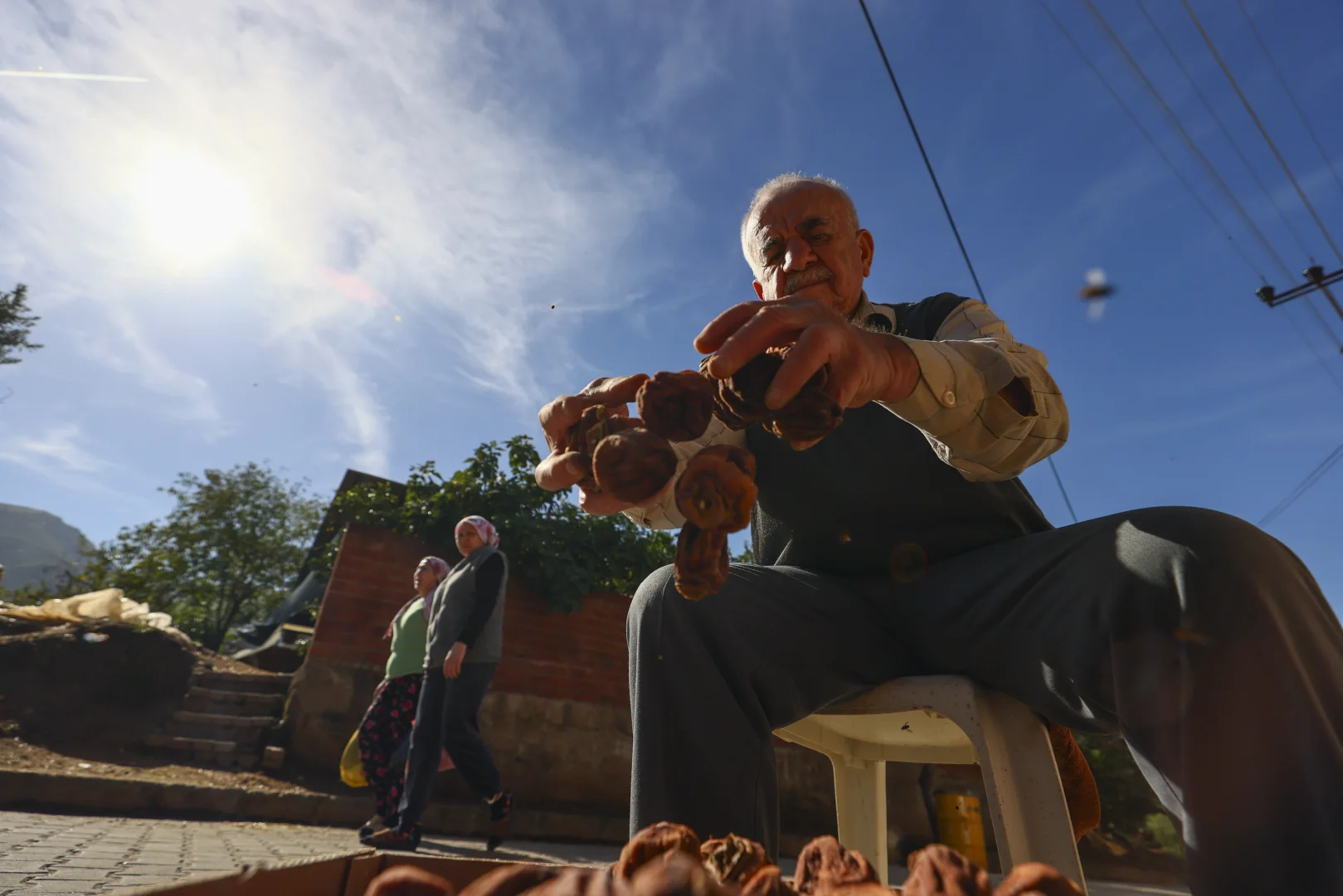 İzmir'de kurutularak değeri katlanan cennet hurması üreticiye ek gelir oluyor