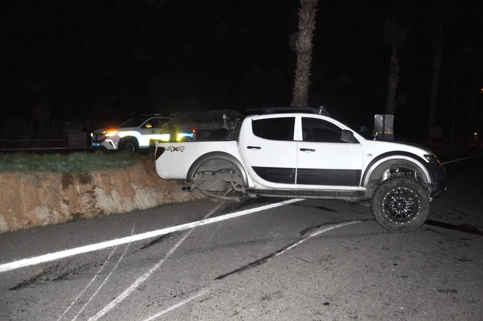 İzmir'de otomobille pikabın çarpıştığı kazada 6 kişi yaralandı