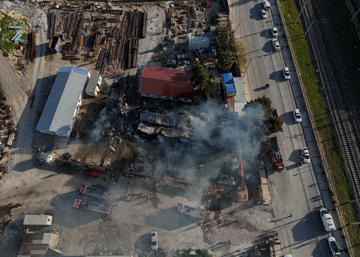 İzmir'de şantiyede çıkan yangında konteynerler zarar gördü