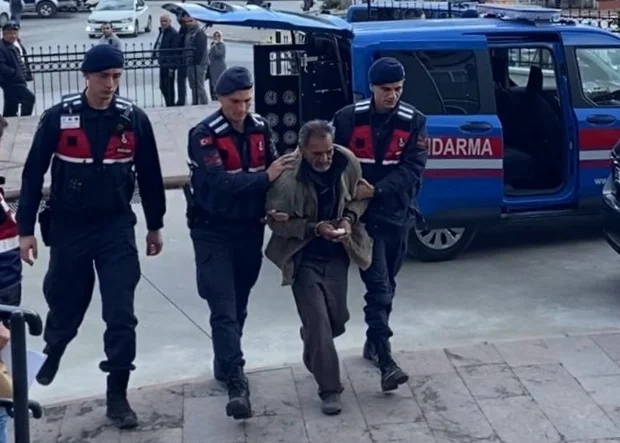 İzmir'de tartıştığı oğlunu silahla öldürüp eşini yaralayan zanlı tutuklandı