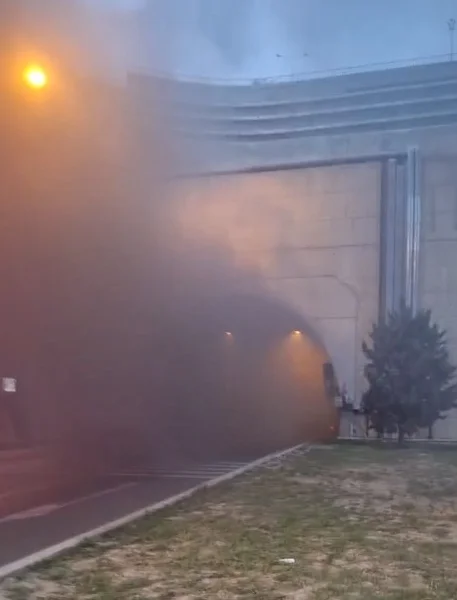 İzmir'de tünelde alev alan otomobil yandı