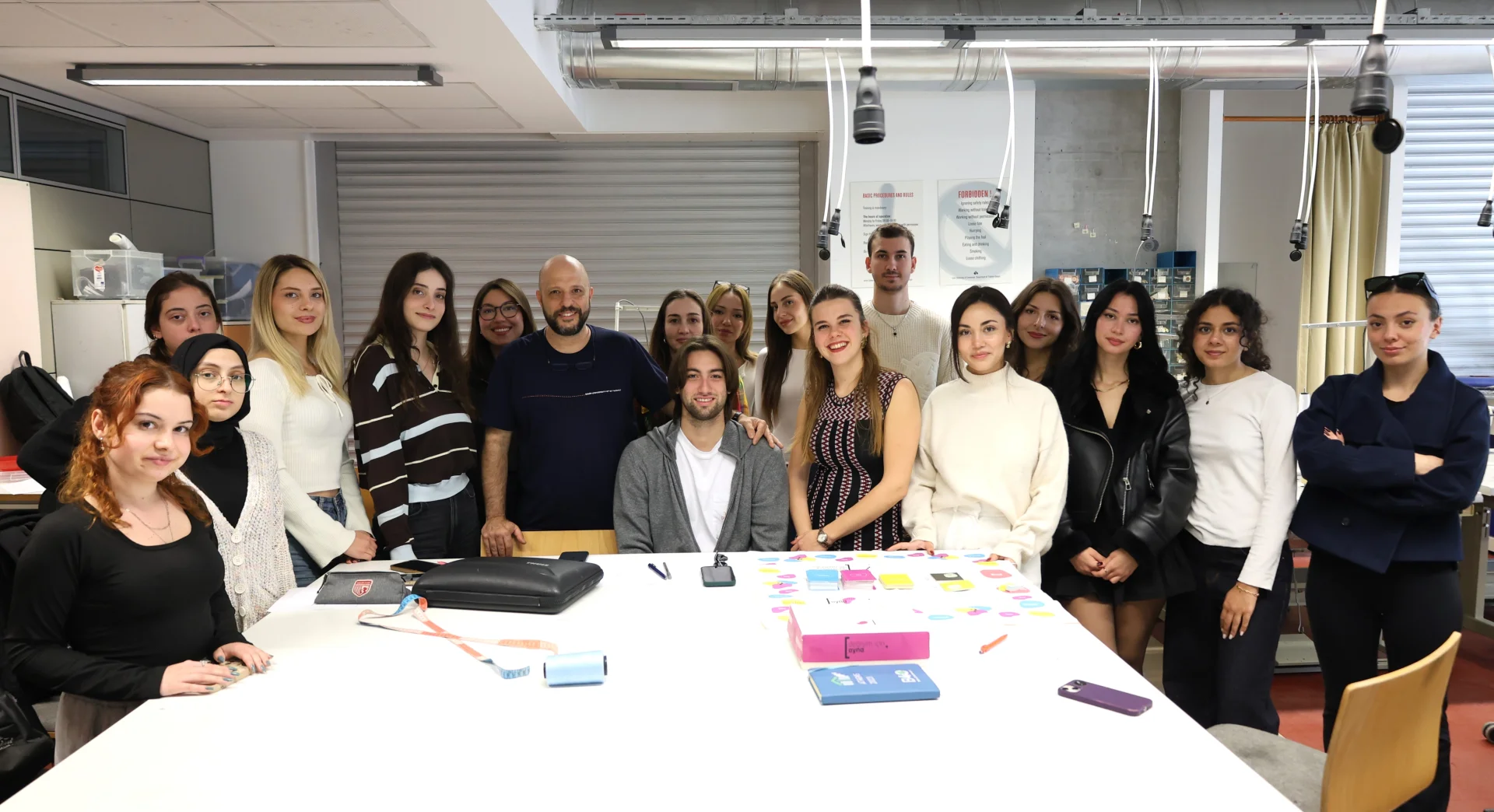 İzmir'de üniversite öğrencileri kentin sokaklarını yapay zekayla tabloya dönüştürdü