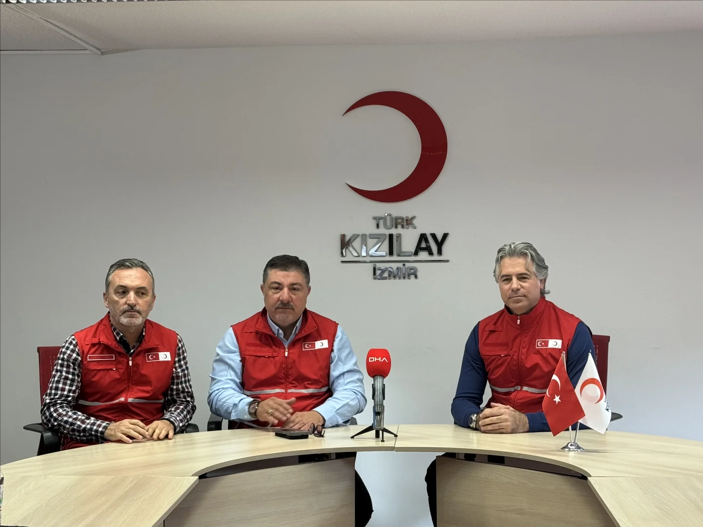 İzmir'de yol verme iddiasıyla çıkan tartışmada 1 kişi tabancayla yaralandı