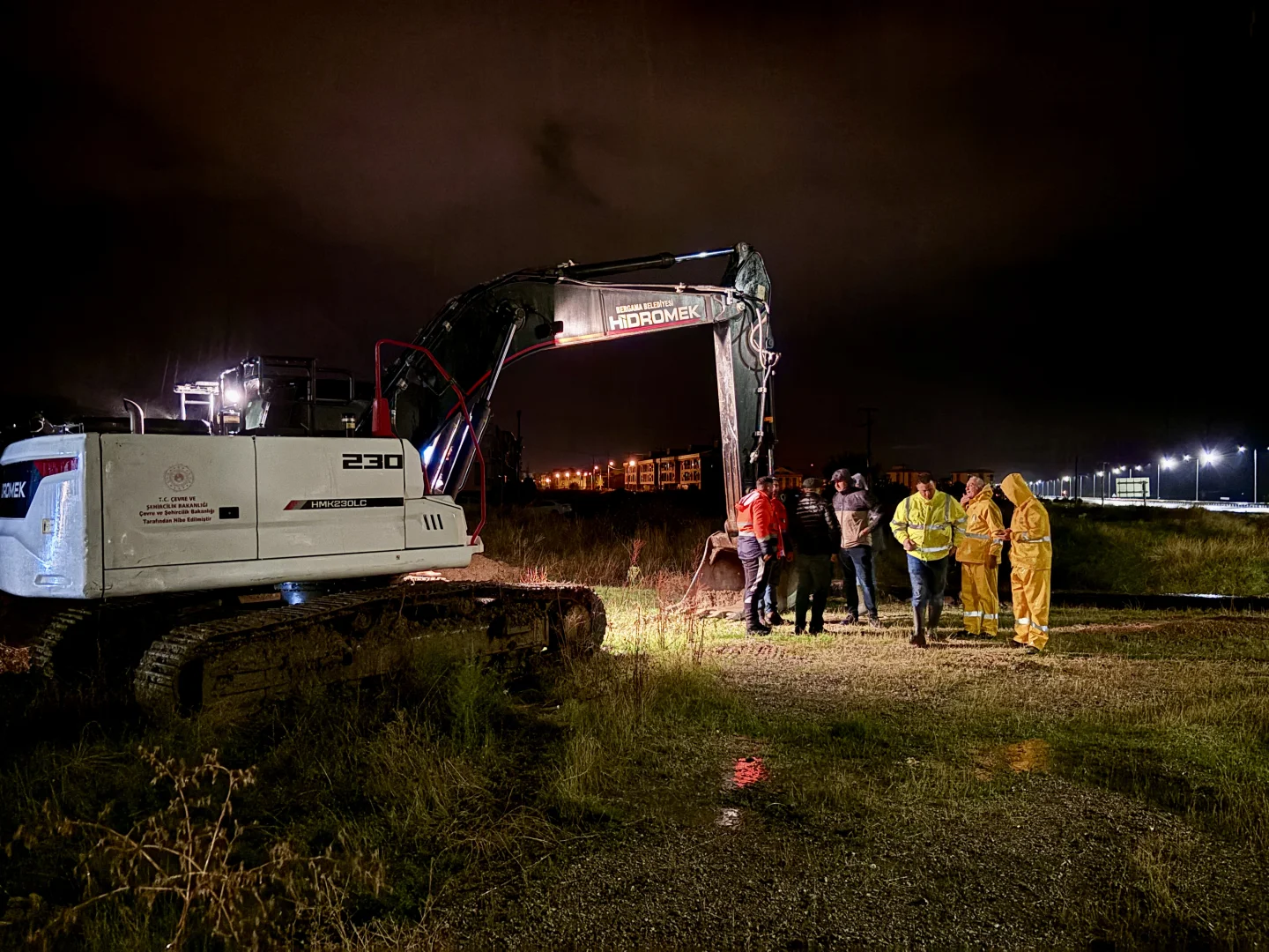 İzmir'in Bergama ilçesinde sağanak hayatı olumsuz etkiledi
