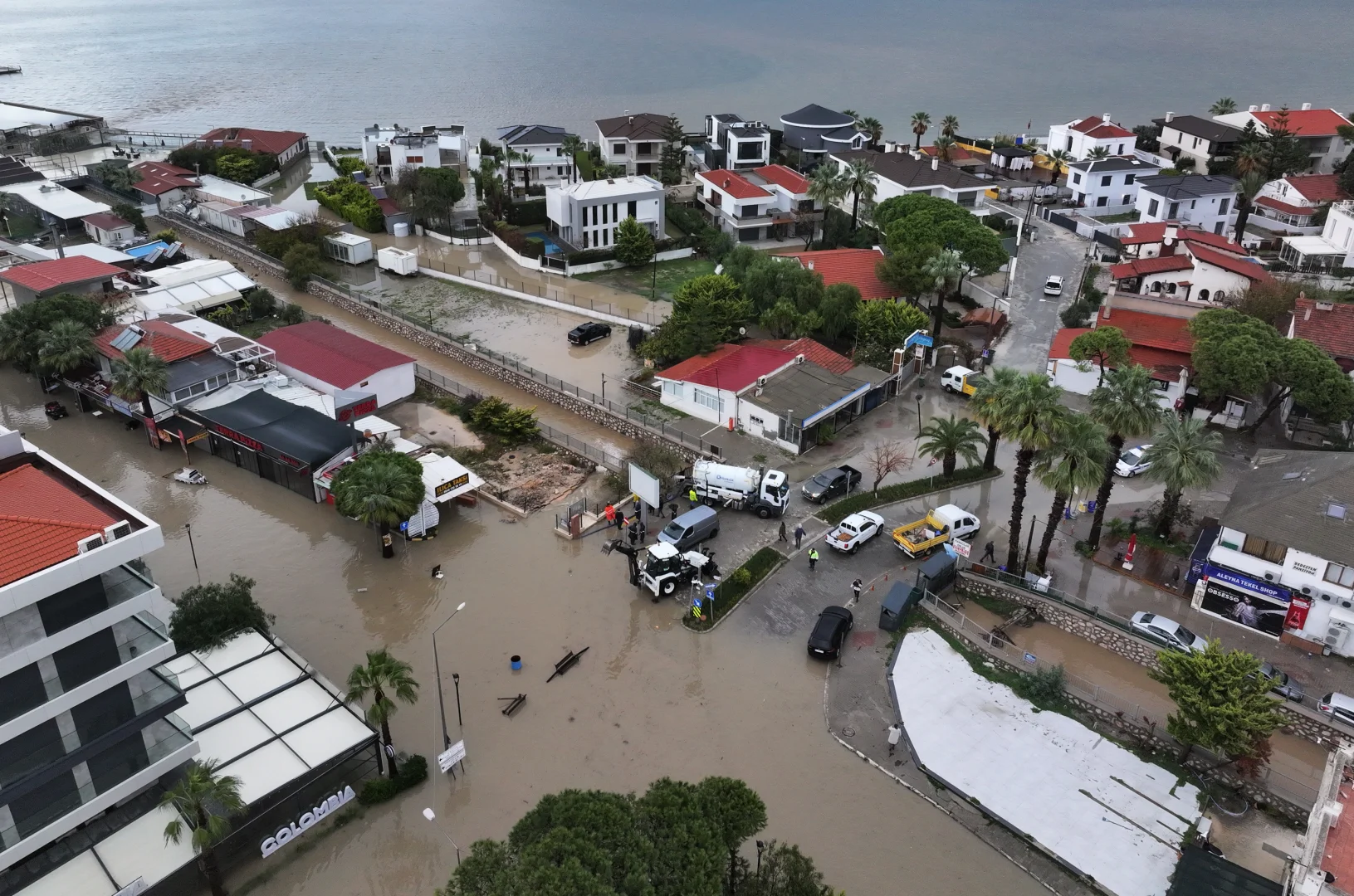 İzmir'in Çeşme ilçesinde sağanak hayatı olumsuz etkiliyor