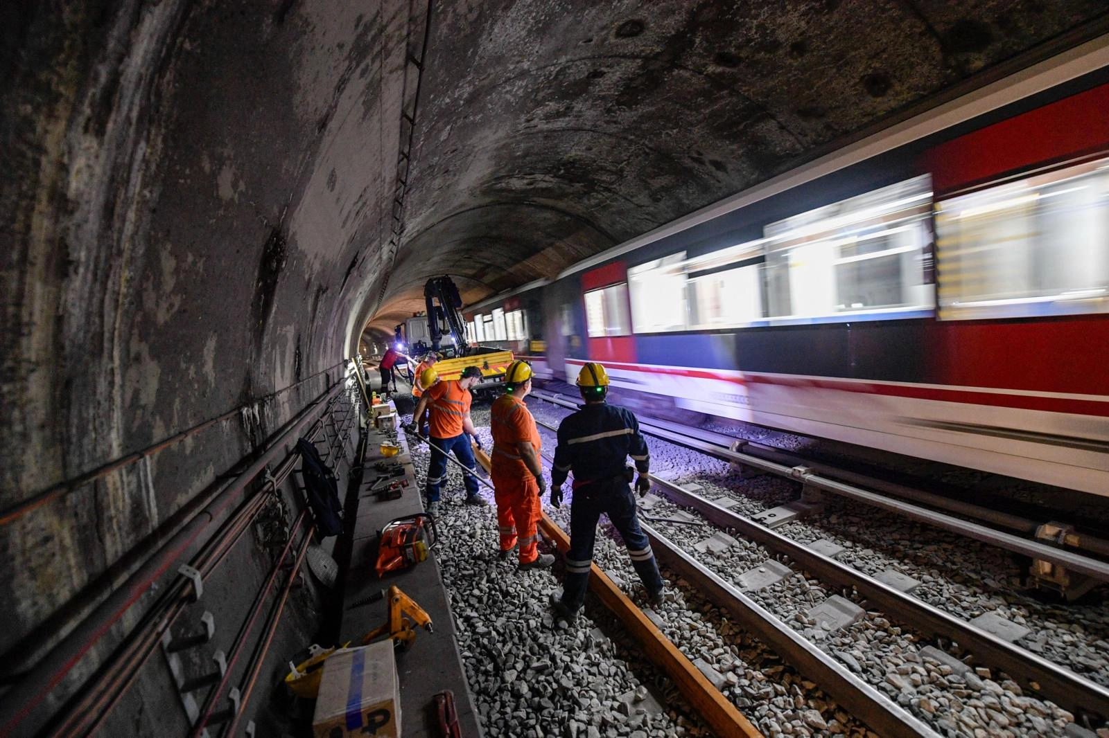 İzmir Metrosu’nda Gece Mesaisi: Raylar Yenileniyor