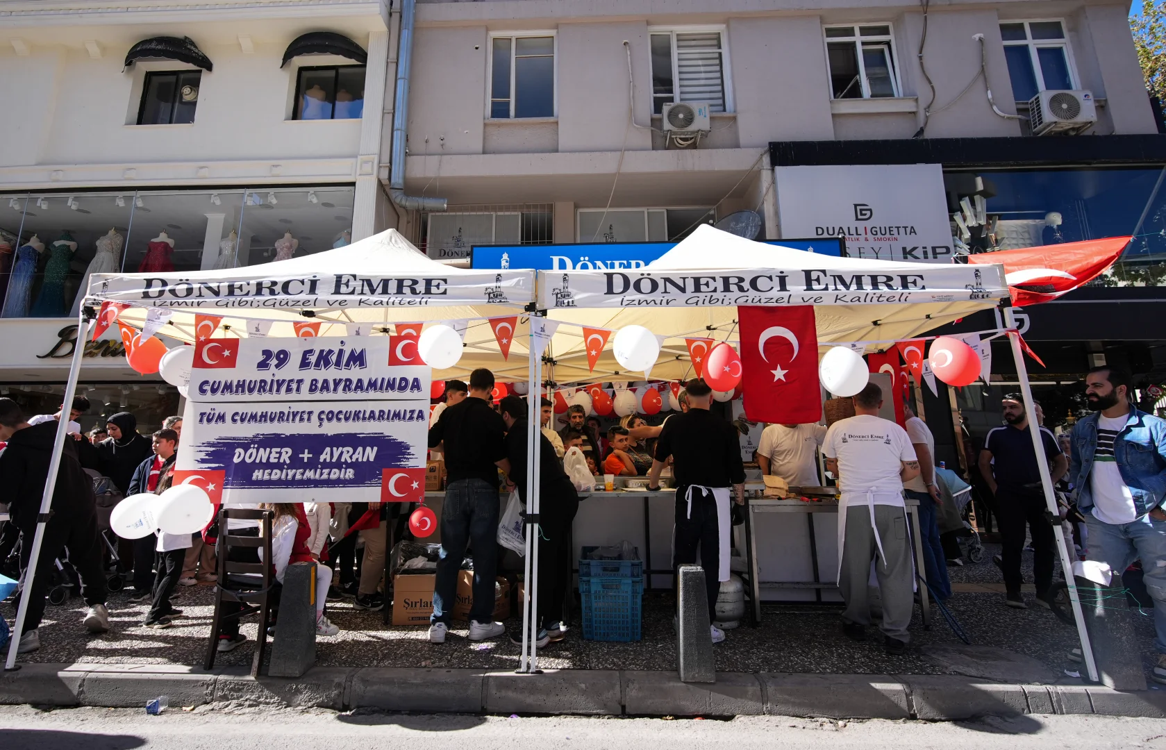 İzmirli dönerci, 29 Ekim'de ikramlarıyla çocukları sevindirdi