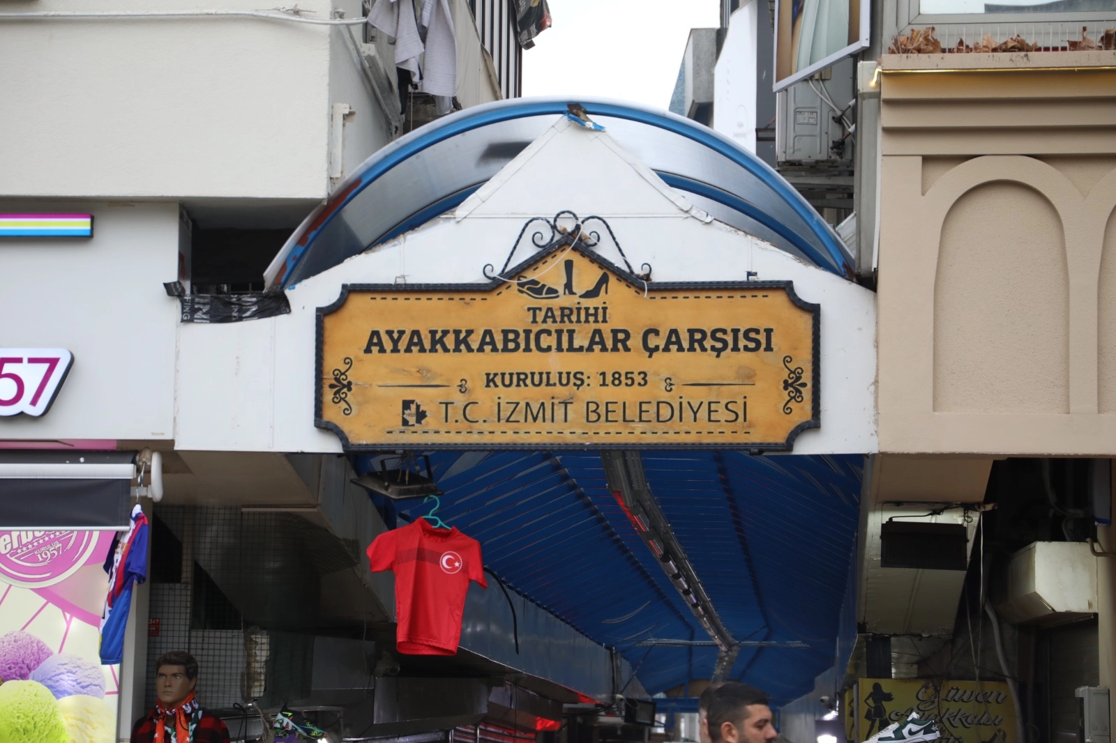 İzmit'te Tarihi Ayakkabıcılar Çarşısı’nın çatısı yenileniyor