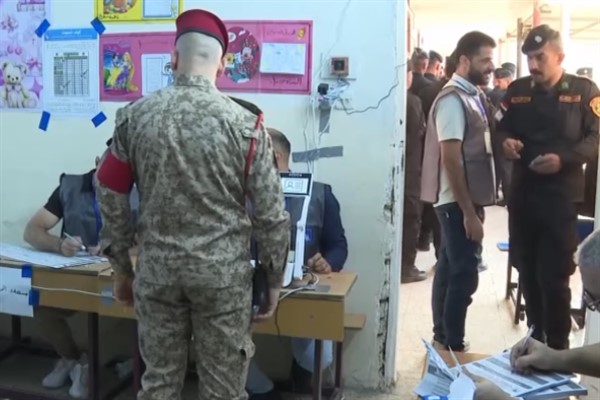 Irak'ta güvenlik personeli ve yerinden edilmiş kişiler erken oy vermeye başladı