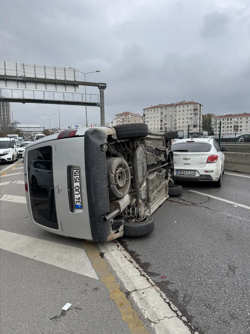Kadıköy'de 3 aracın karıştığı zincirleme kaza trafik yoğunluğuna neden oldu