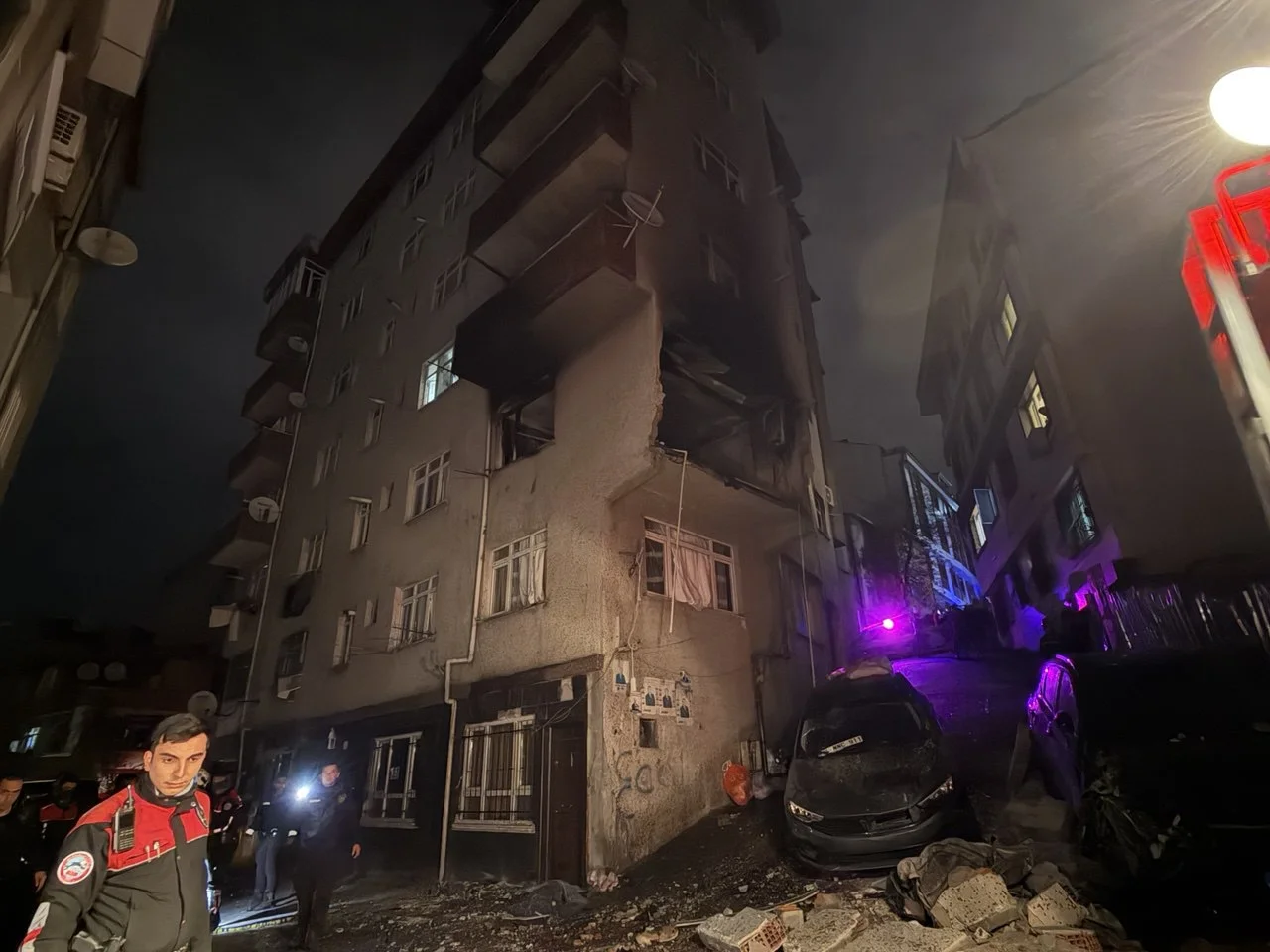 Kağıthane'de apartman dairesinde çıkan yangında 1 kişi yaralandı