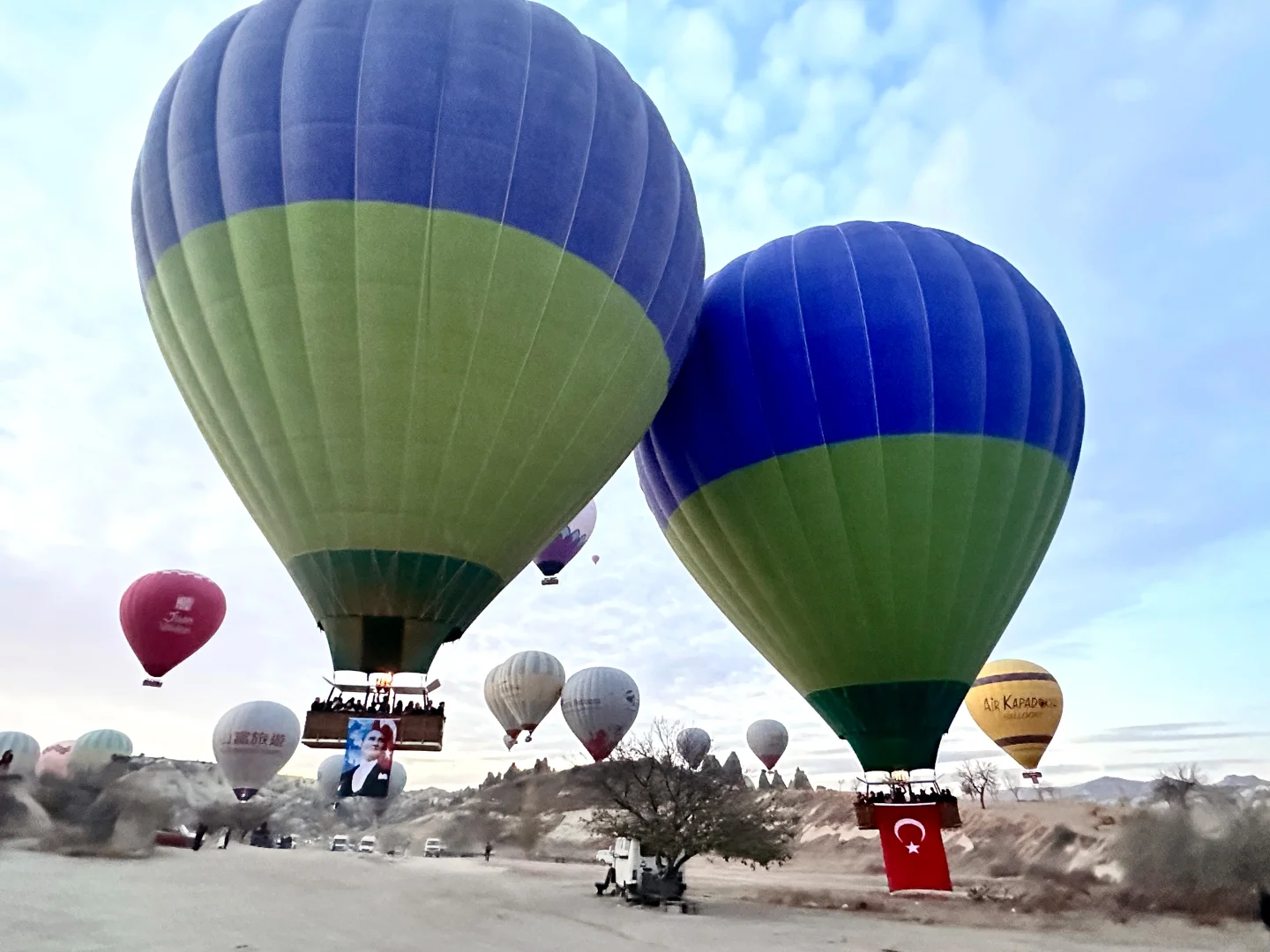 Kapadokya'da balonlar Türk bayrakları ve Atatürk posterleriyle uçtu
