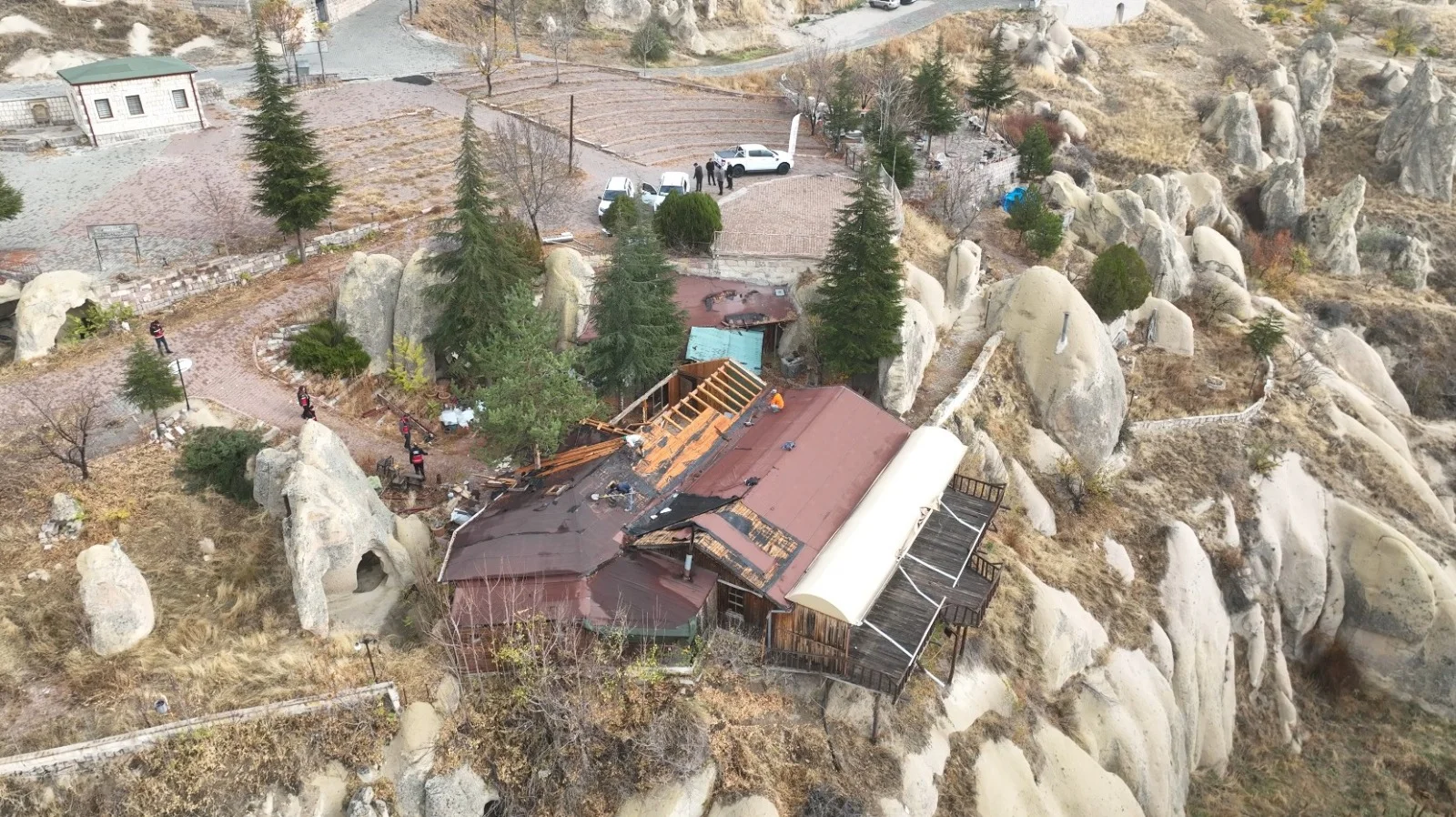 Kapadokya'da vadi yamacında izinsiz yapılan ve doğal dokuya uymayan iş yeri kaldırıldı