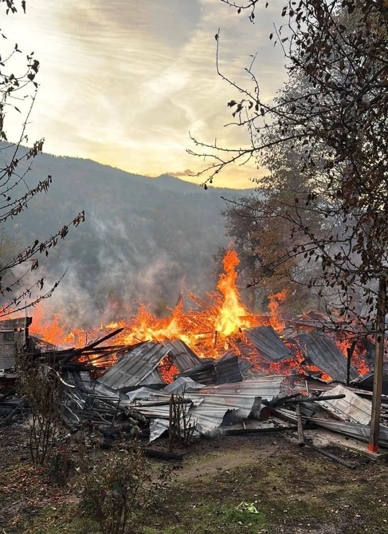Karabük'te ahşap evde çıkan yangında 5 kişi dumandan etkilendi