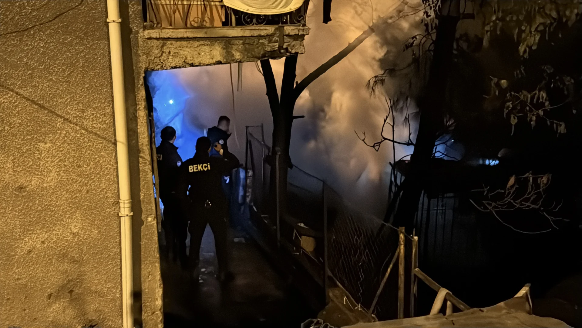 Karabük'te bahçede çıkan yangına müdahale eden itfaiye eri yaralandı