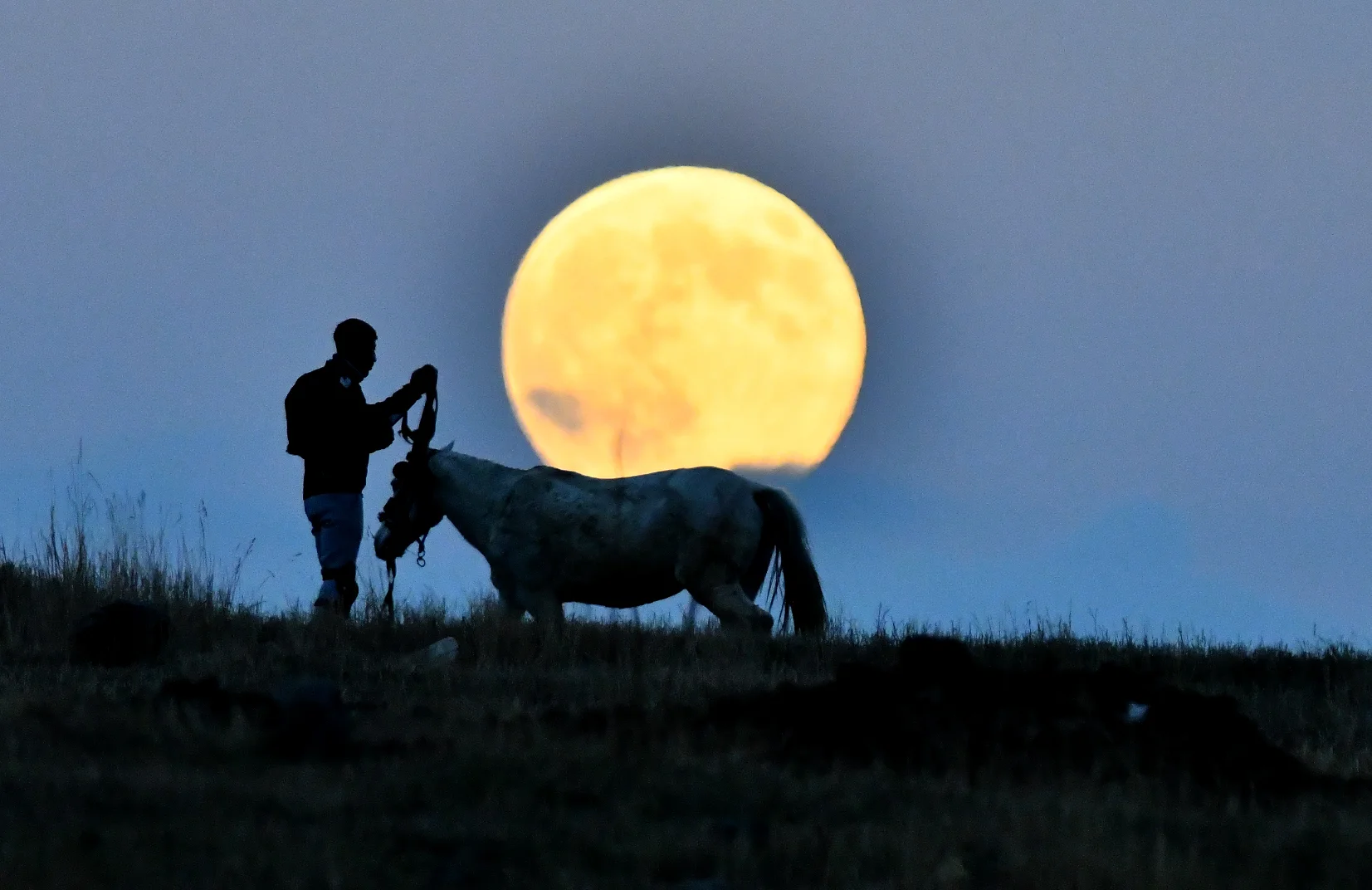 Kars'ta dolunay güzel görüntü oluşturdu