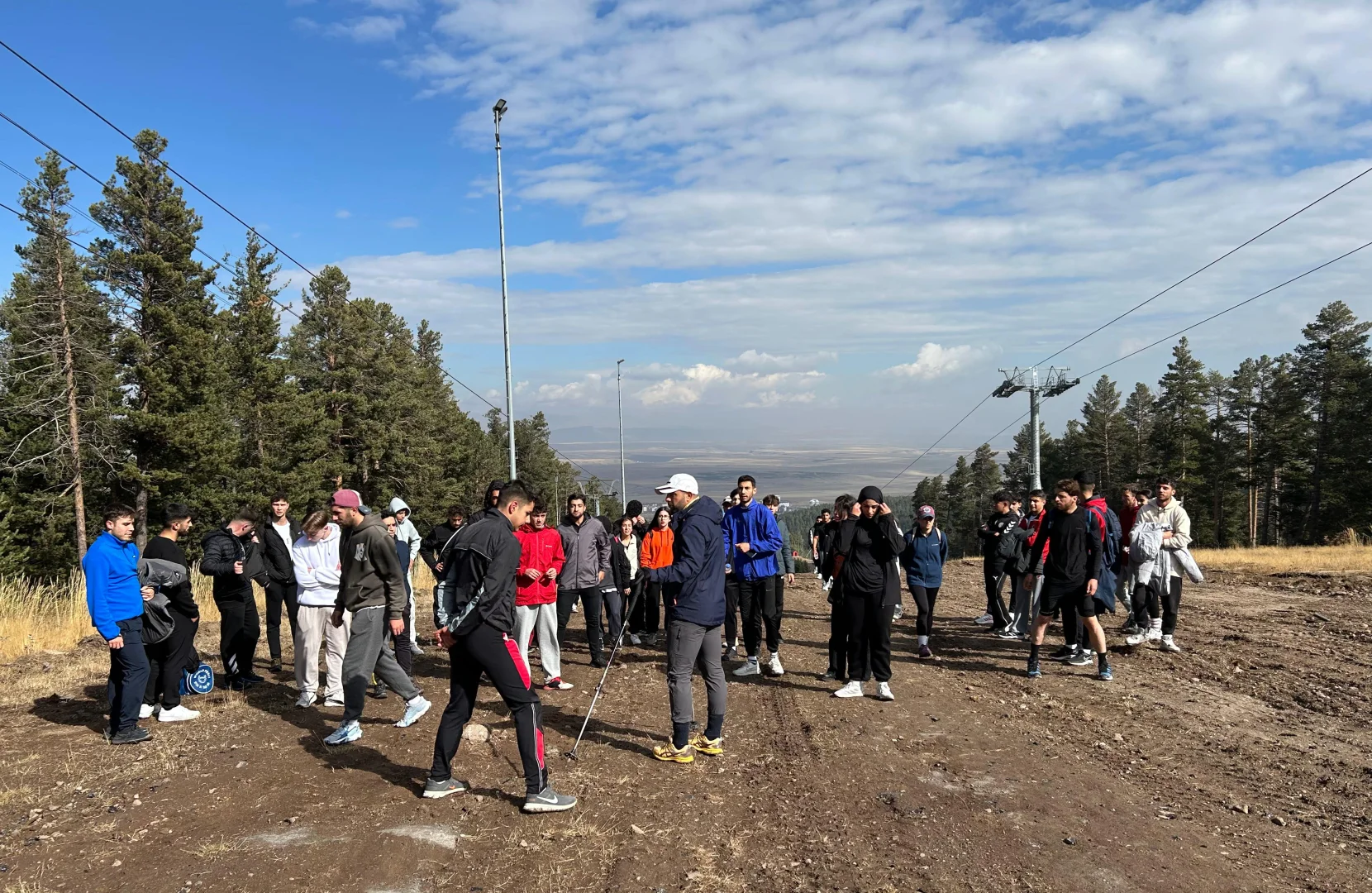 Kars'ta üniversite öğrencileri doğa yürüyüşü sırasında kayak pistinde temizlik yaptı