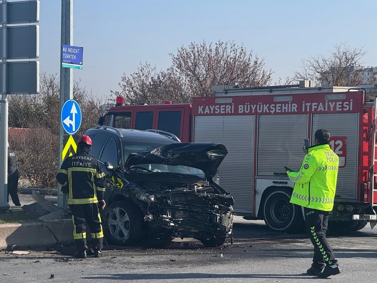 Kayseri'de iki otomobilin çarpıştığı kazada 5 kişi yaralandı