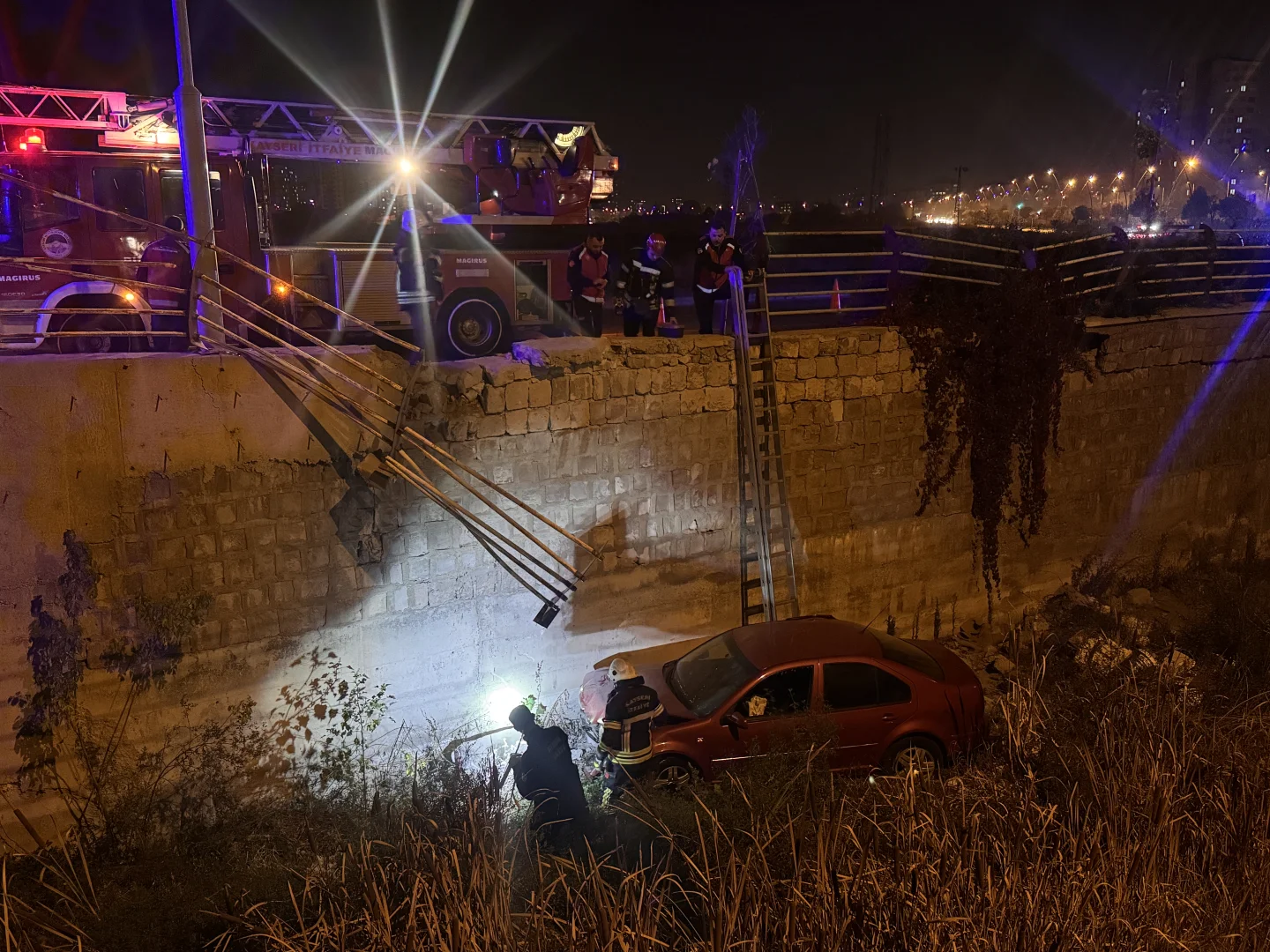 Kayseri'de kanala düşen otomobilin sürücüsü kazadan yara almadan kurtuldu