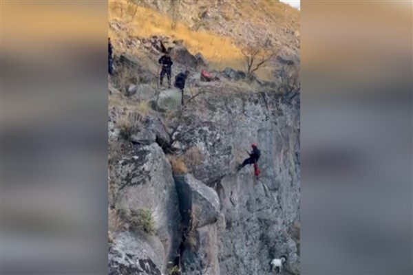 Kayseri’de uçurumda mahsur kalan keçi kurtarıldı