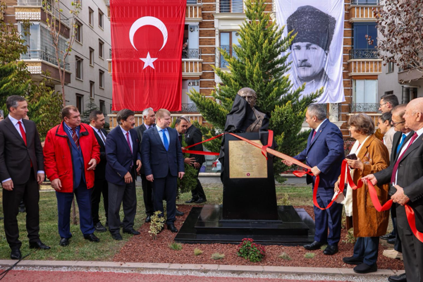 Kaysın Kuliyev'in yeni büstü törenle açıldı
