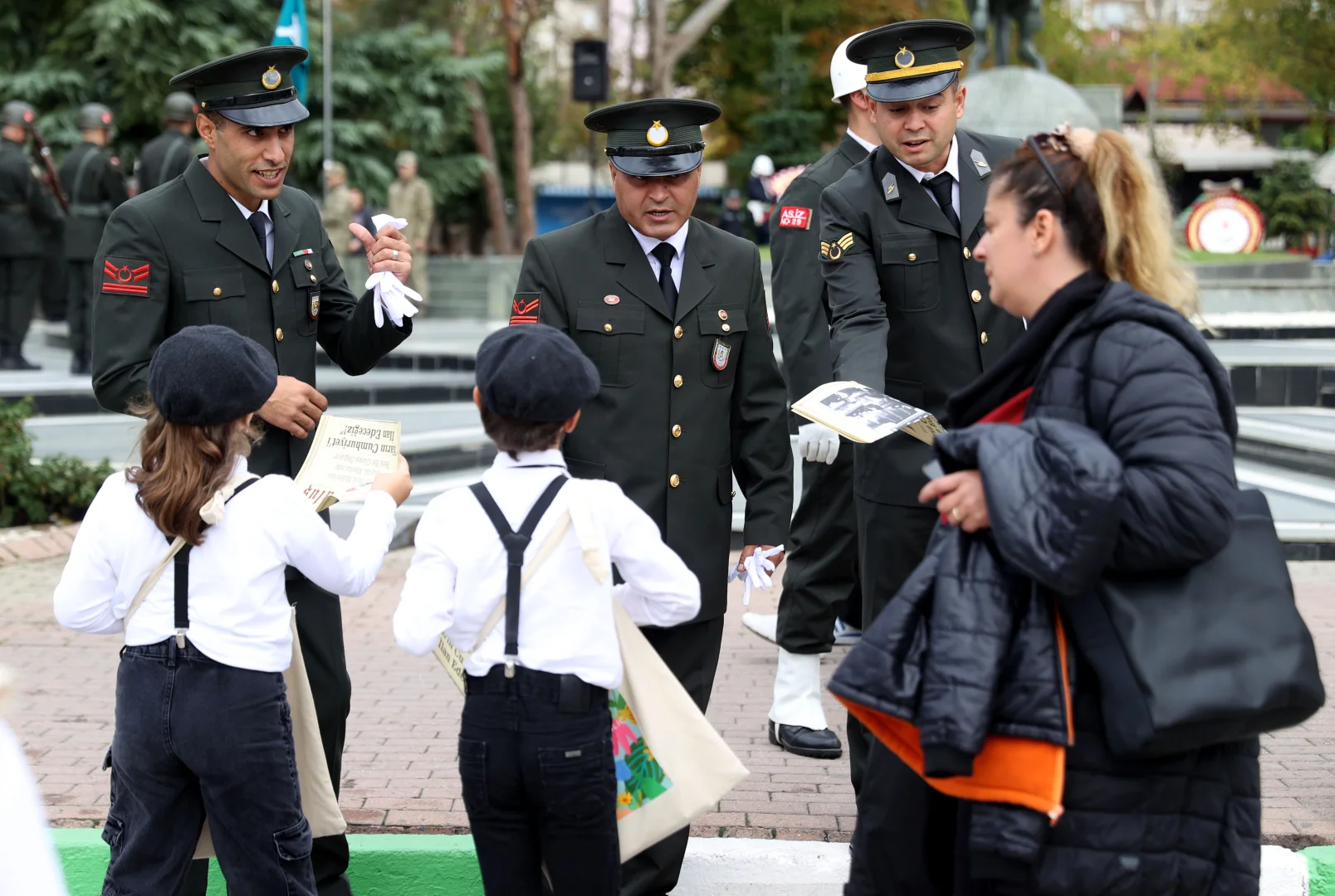 Kırklareli'nde Cumhuriyet'in ilanının sembollerinden "gazeteci çocuklar" "Cumhuriyet manşetli" gazete dağıttı