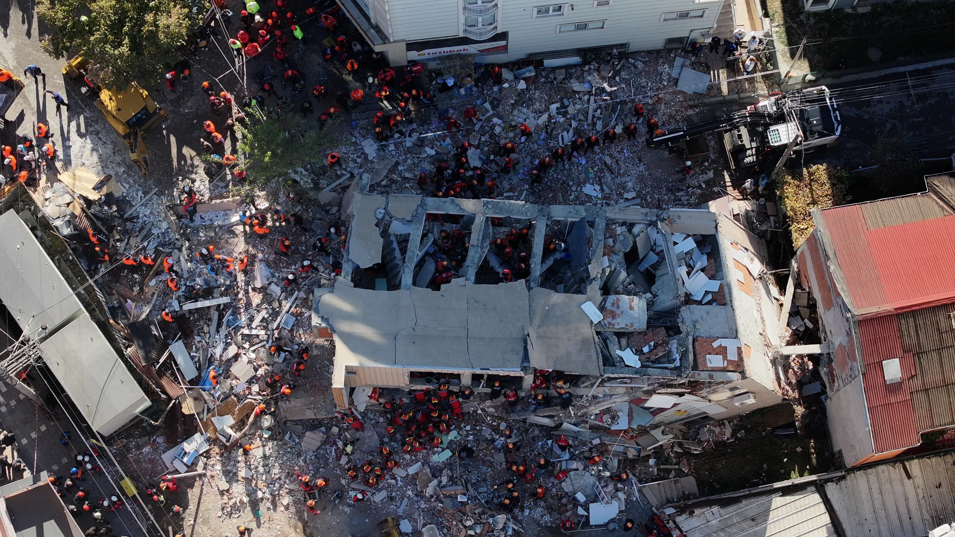 Kocaeli'de 7 katlı bina çöktü