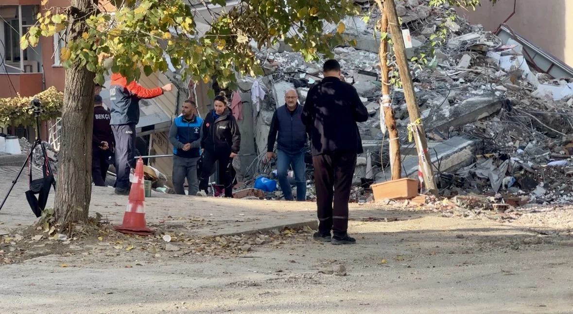 Kocaeli'de çöken apartmanın ve tahliye edilen binaların bulunduğu bölgede çalışmalar sürüyor