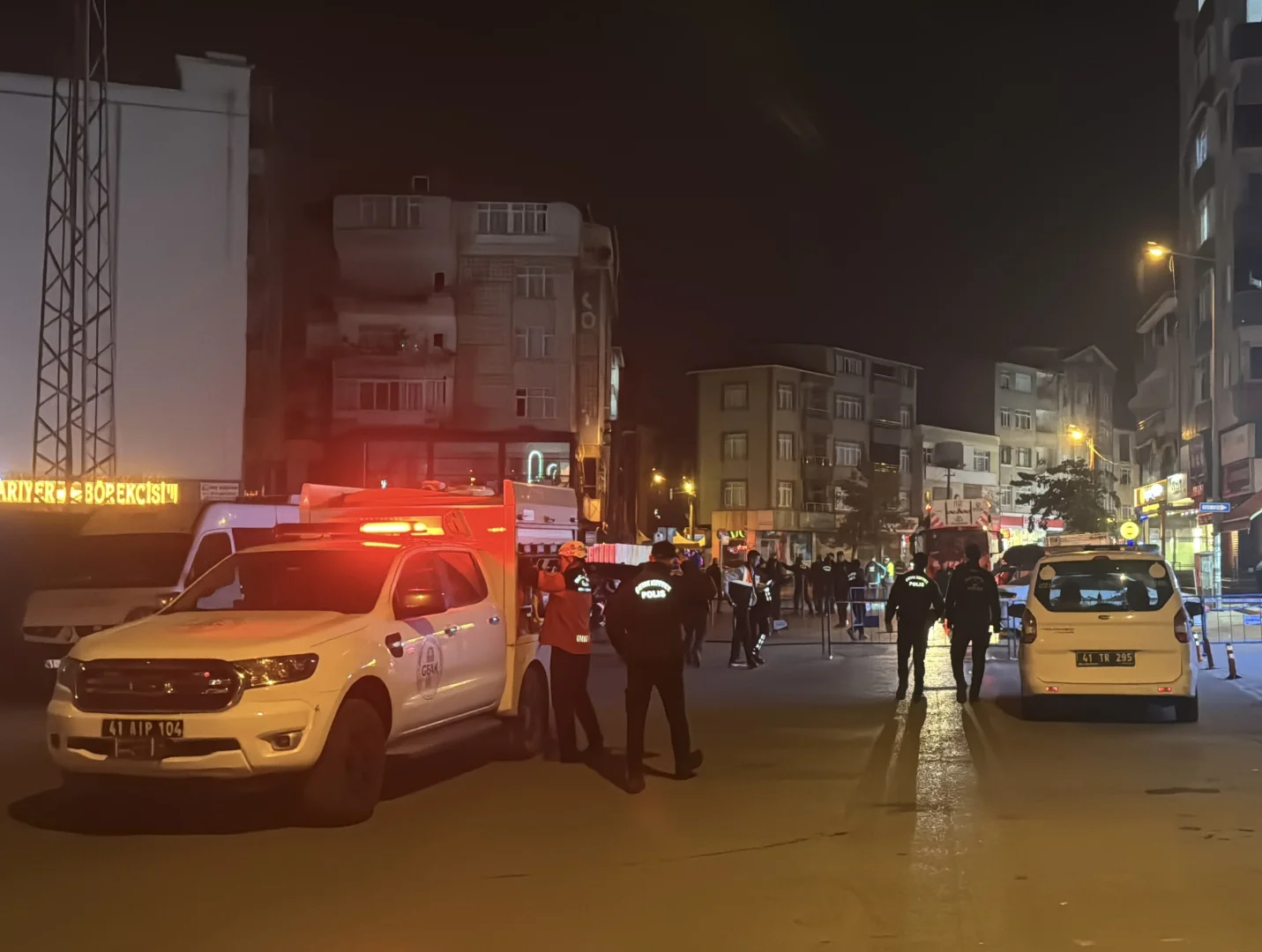 Kocaeli'de çöken apartmanın yakınındaki bir bina daha tedbiren boşaltıldı