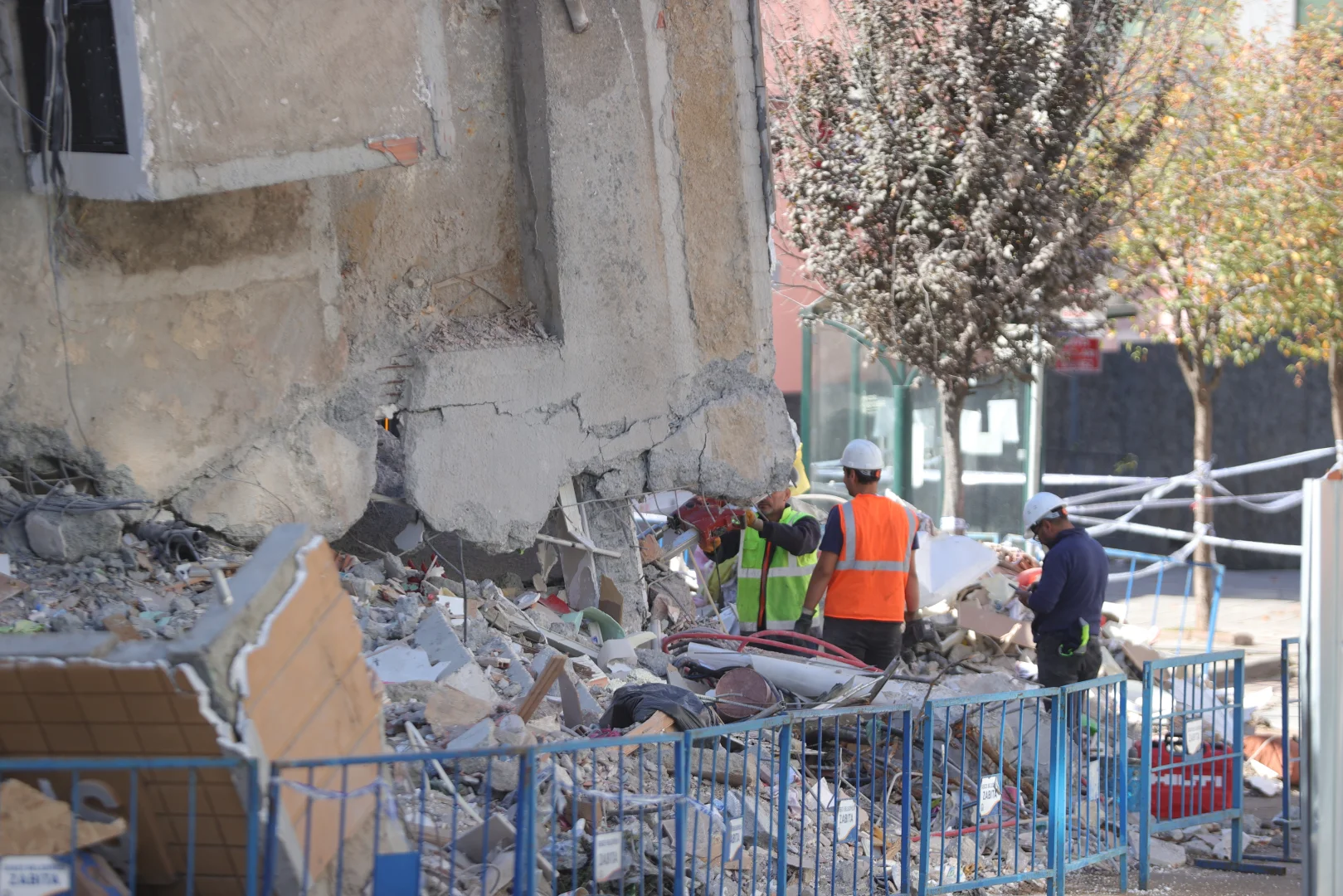 Kocaeli'de çöken binanın enkazında bilirkişi heyeti inceleme yapıyor