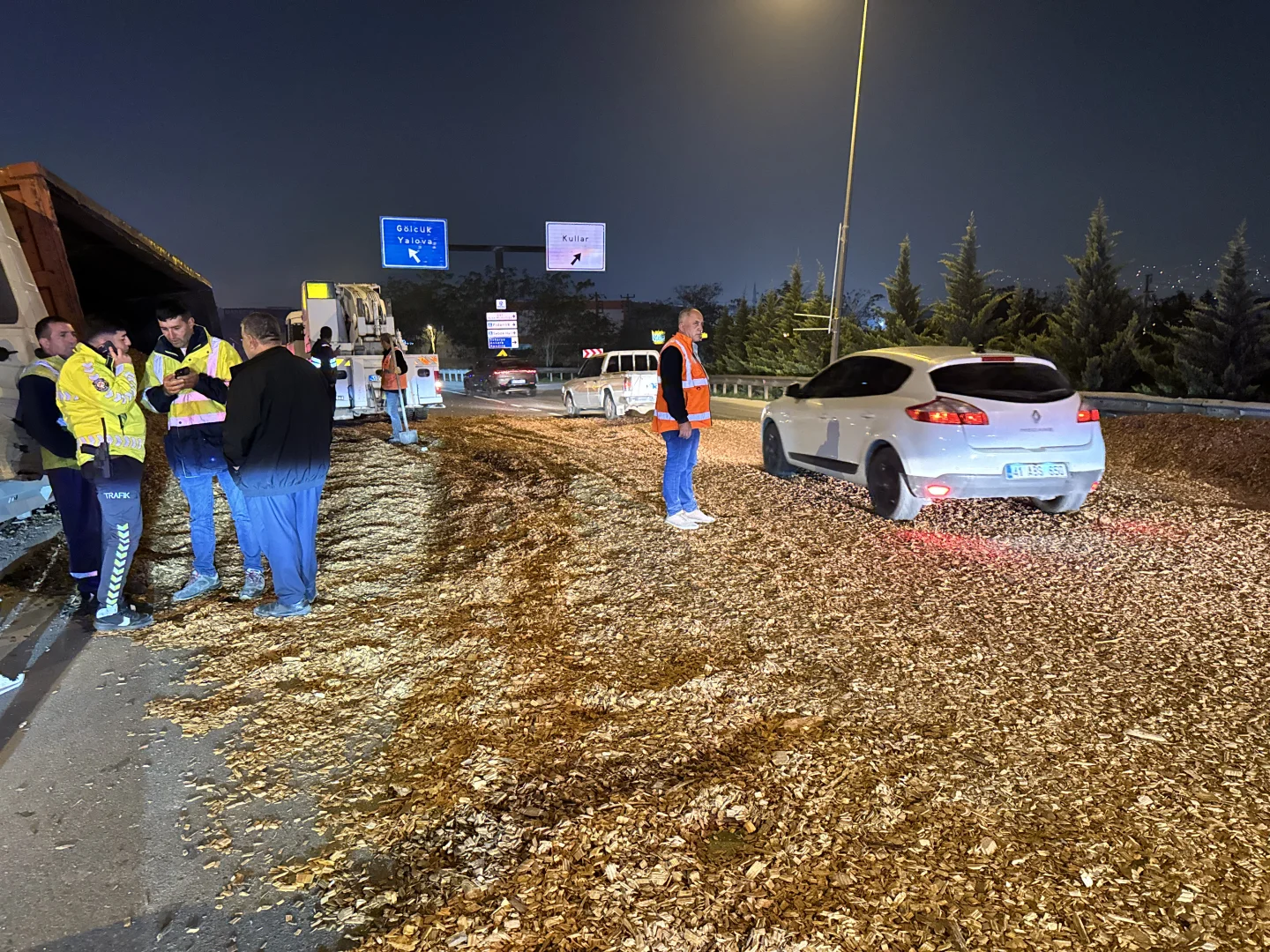Kocaeli'de devrilen yonga yüklü tır trafiği aksattı