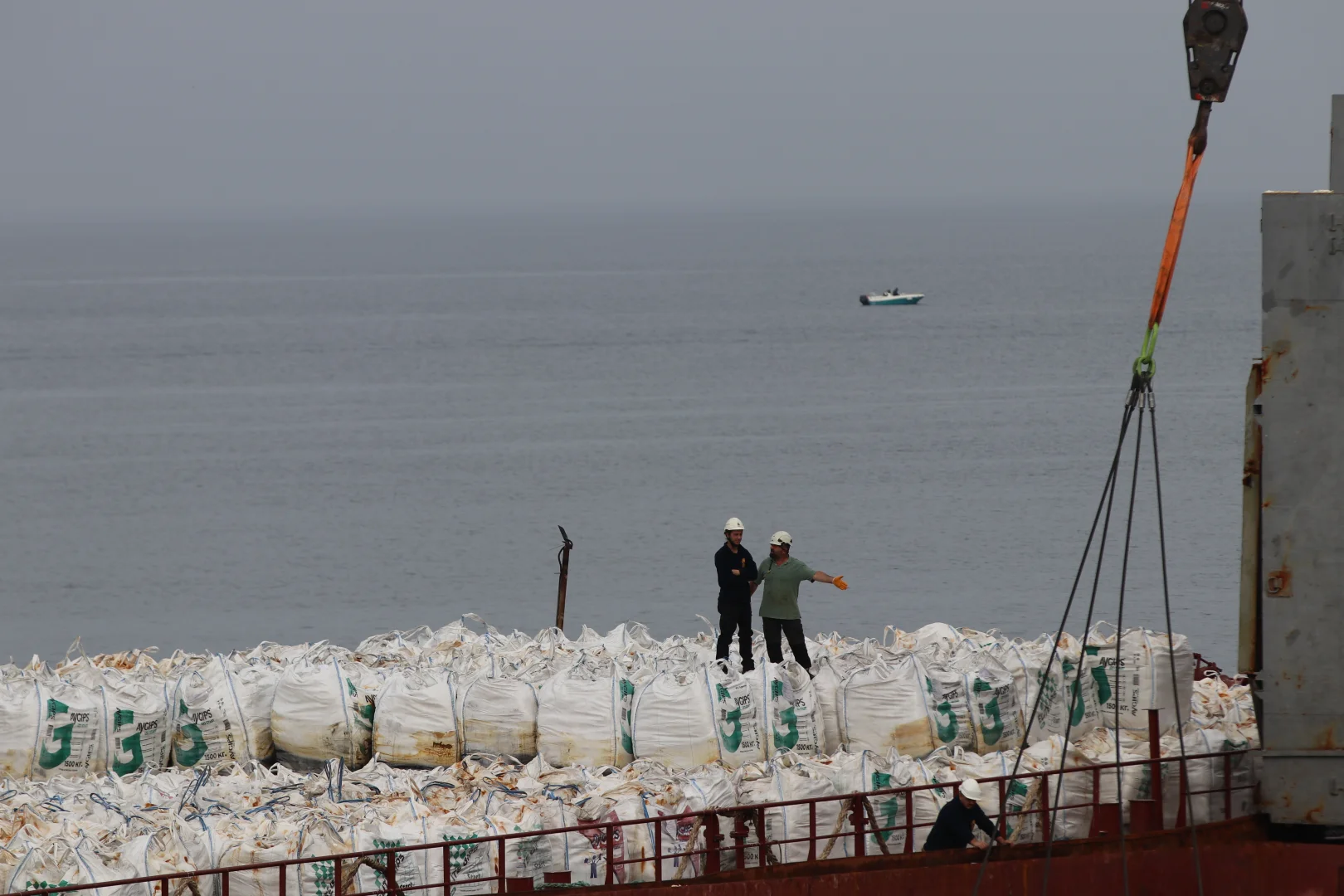 Kocaeli'de karaya oturan gemideki yükün tahliyesine başlandı