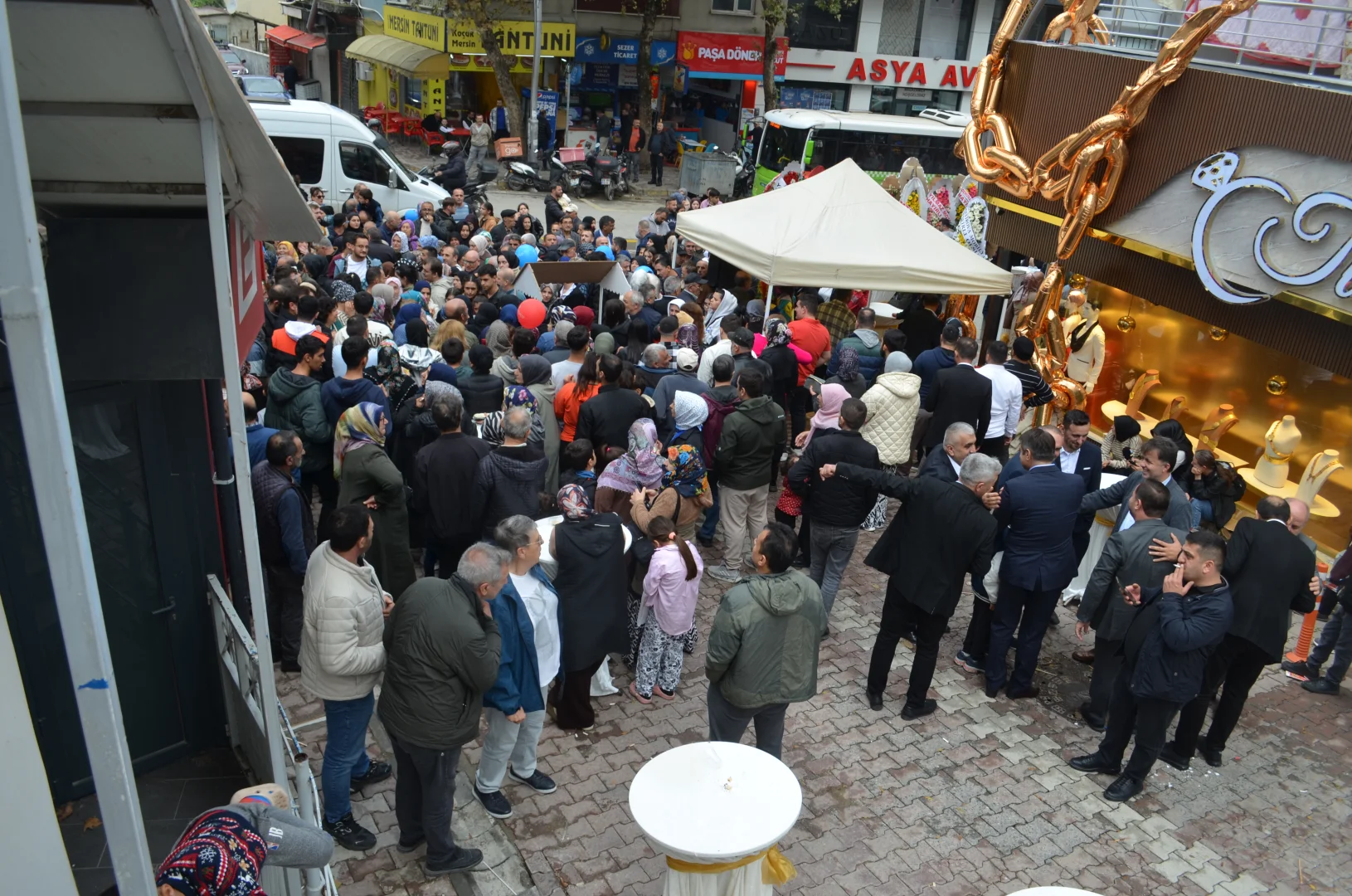 Kocaeli'de kuyumcu açılışında altın ve saat hediye edilmesi yoğunluğa neden oldu