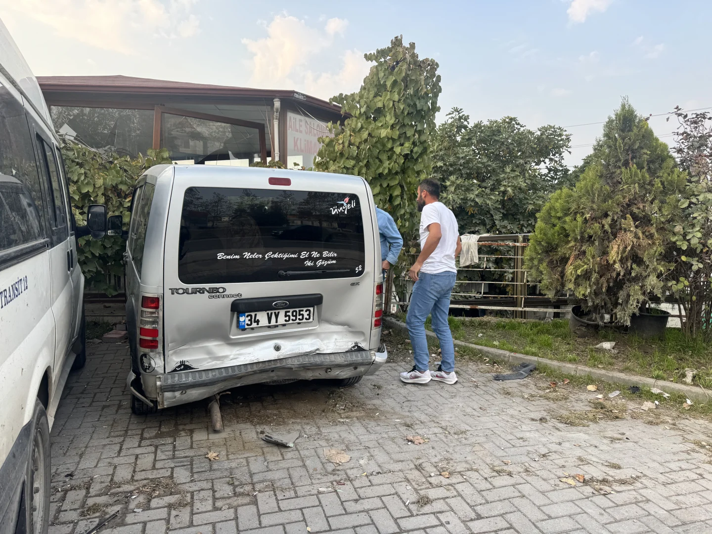 Kocaeli'de otomobil lokanta önündekilere çarptı, 1 kişi öldü, 3 kişi yaralandı