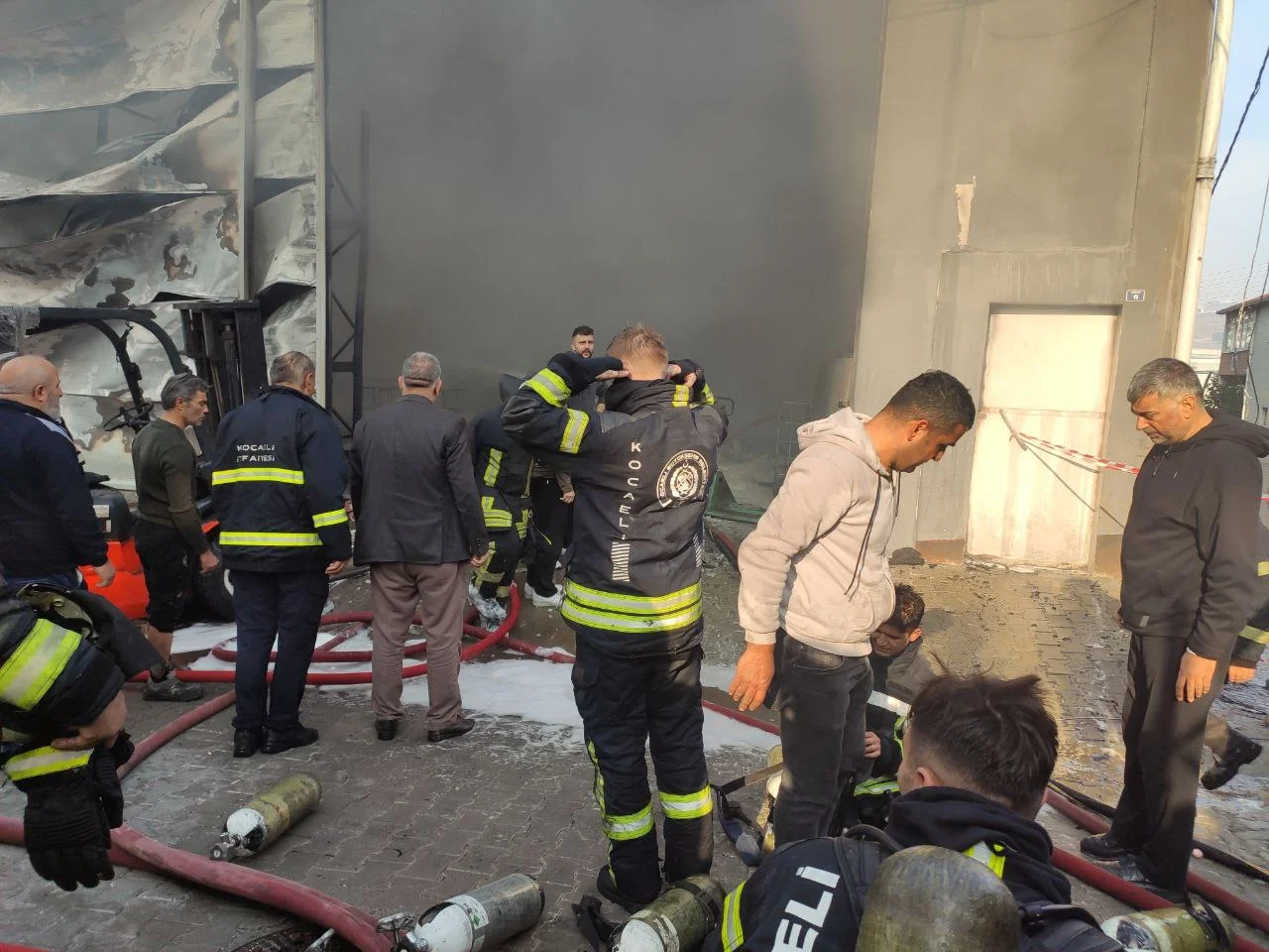 Kocaeli'de parfüm deposunda çıkan yangında 6 kişi hayatını kaybetti