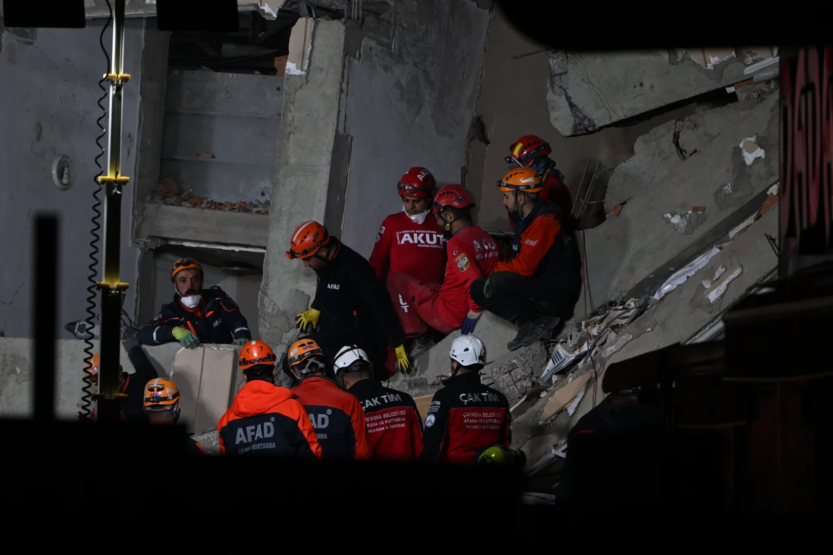 Kocaeli'nde çöken 7 katlı binanın enkazında arama kurtarma çalışmaları sürüyor